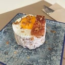 Foto de ENSALADILLA DE JAMÓN IBÉRICO Y HUEVO FRITO