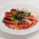 Foto de Insalata Caprese e Prosciutto Crudo