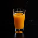 Foto de Jugo natural de naranja en vaso grande