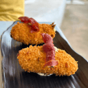 Foto de Croqueta cremosa de jamón duroc y trufa con su torrezno de jamón