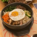 Foto de 돌솥 비빔밥 Dolsot Bibimbab  con tofu *Vegetariano/vegano*   *Sólo en el salón*