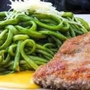 Foto de Spaghetti al pesto con milanesa de carne