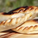 Foto de Empanada salteña de carne cortada a cuchillo