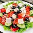 Foto de Ensalada GRIEGA (Tomate, Pepino, Queso Feta, Aceit.negras)  ALIÑO aceite de Albahaca.