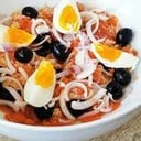 Foto de Ensalada MURCIANA (Tomate de pera, Atun, Cebolla, Alcaparras,   Aceit.negras, Huevo duro)