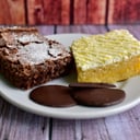 Foto de Porciones lemon bars & brownie