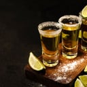 Foto de Tequila Centenario Reposado Derecho (Caballito)