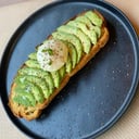 Foto de Desayuno con Tostada de Aguacate y Huevo Poché