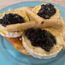 Foto de Torta Inés Rosales de naranja con queso de cabra, mermelada de arándanos y miel.