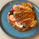 Foto de Desayuno con Croissant de Queso Philadelphia Frutos Rojos y Miel