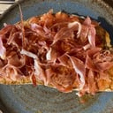 Foto de Desayuno con Tostada de tomate triturado, AOVE y jamón serrano.