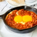 Foto de Huevos en cazuela Niza con salsa roja