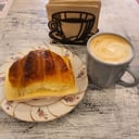 Foto de Café + una medialuna con Jamón y queso