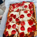 Foto de Sheet pan pizza peperoni for 3/4 people