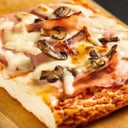 Foto de Slice Sheet pan pizza Ham and mushrooms