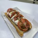 Foto de Tosta de tomate, albahaca y mozzarella