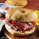 Foto de bagel serrano