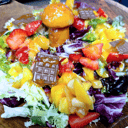 Foto de Ensalada de foie del bosque con fruta de temporada, chocolate, mezclum y crujiente de pan