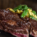 Foto de CHULETÓN A LA BRASA CON PIMIENTOS DE PADRÓN