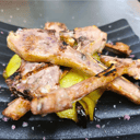 Foto de Chuletillas de cordero lechal con patata confitada, ajo de Las Pedroñeras y pimiento verde